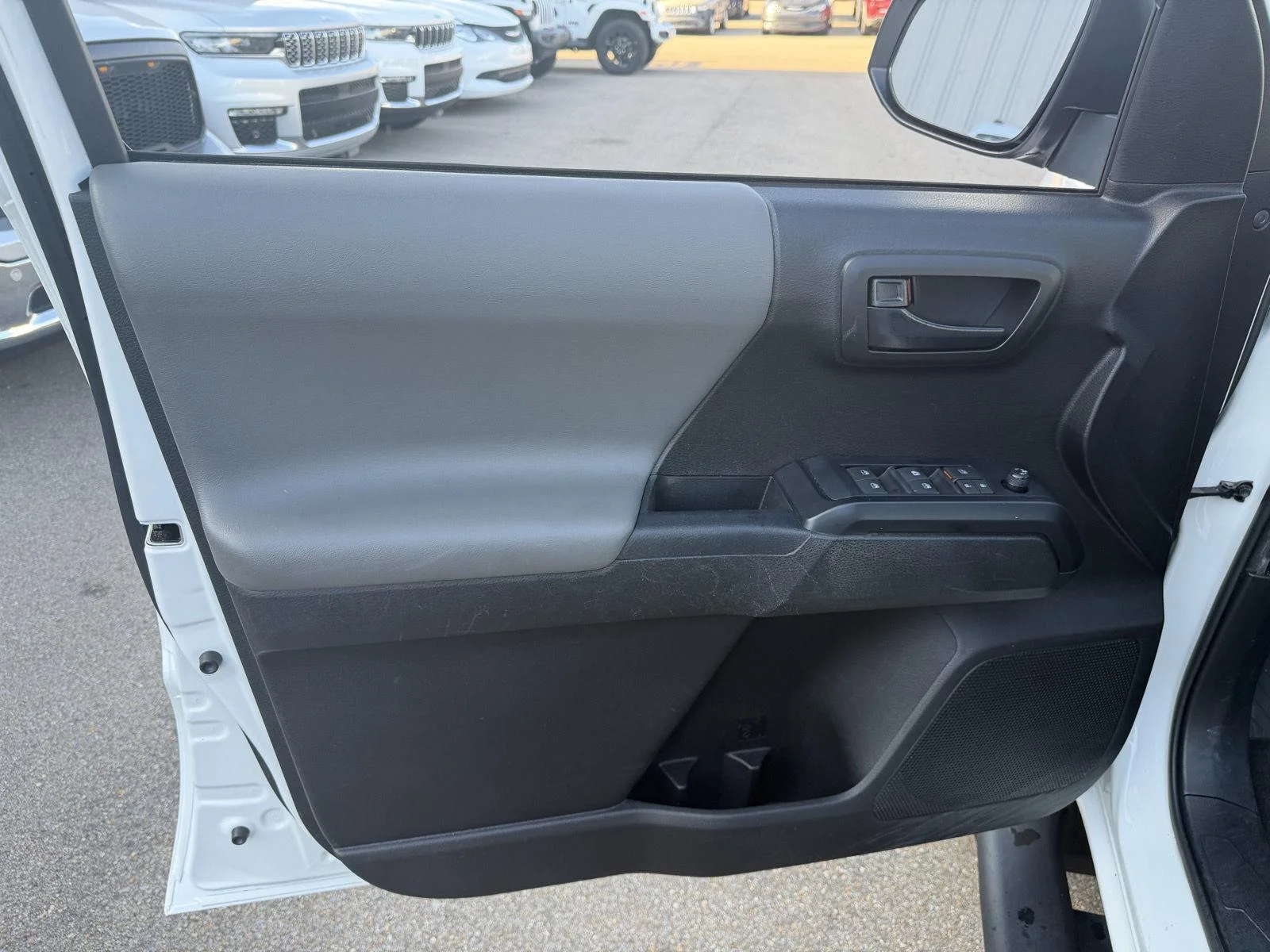Used 2022 White Toyota SR image 16