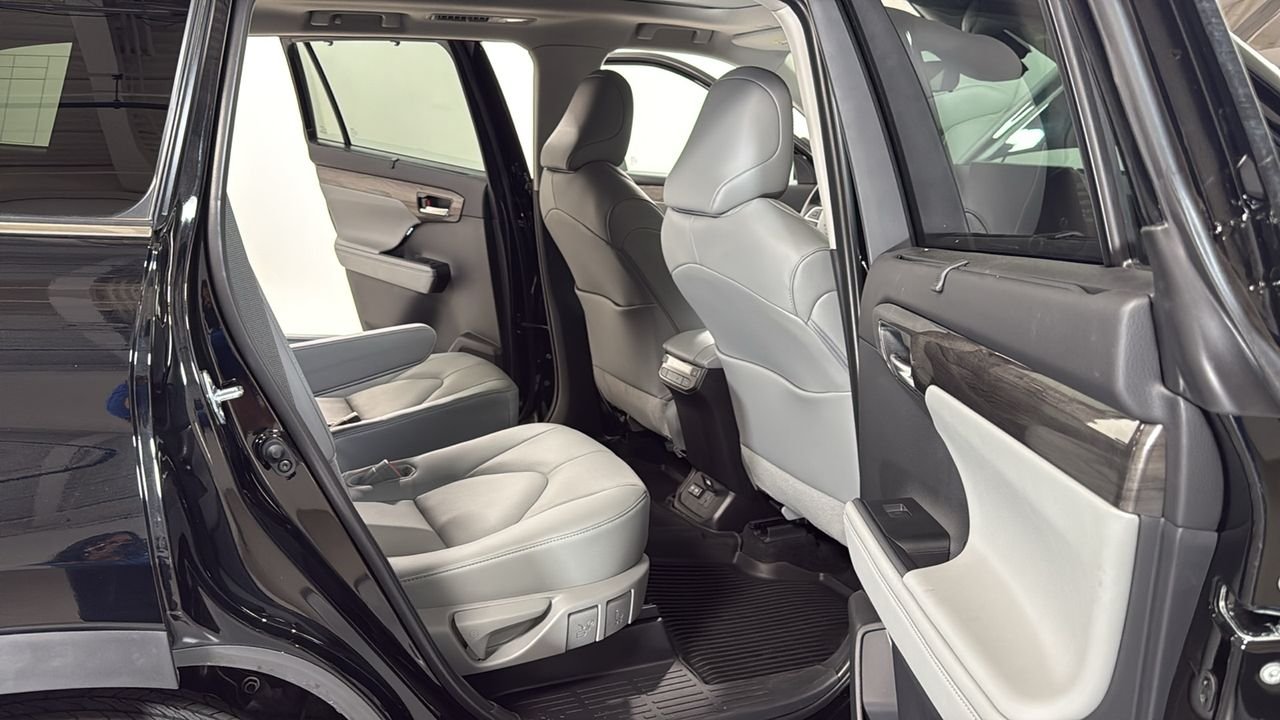 2026 Toyota Highlander Platinum - Photo 18