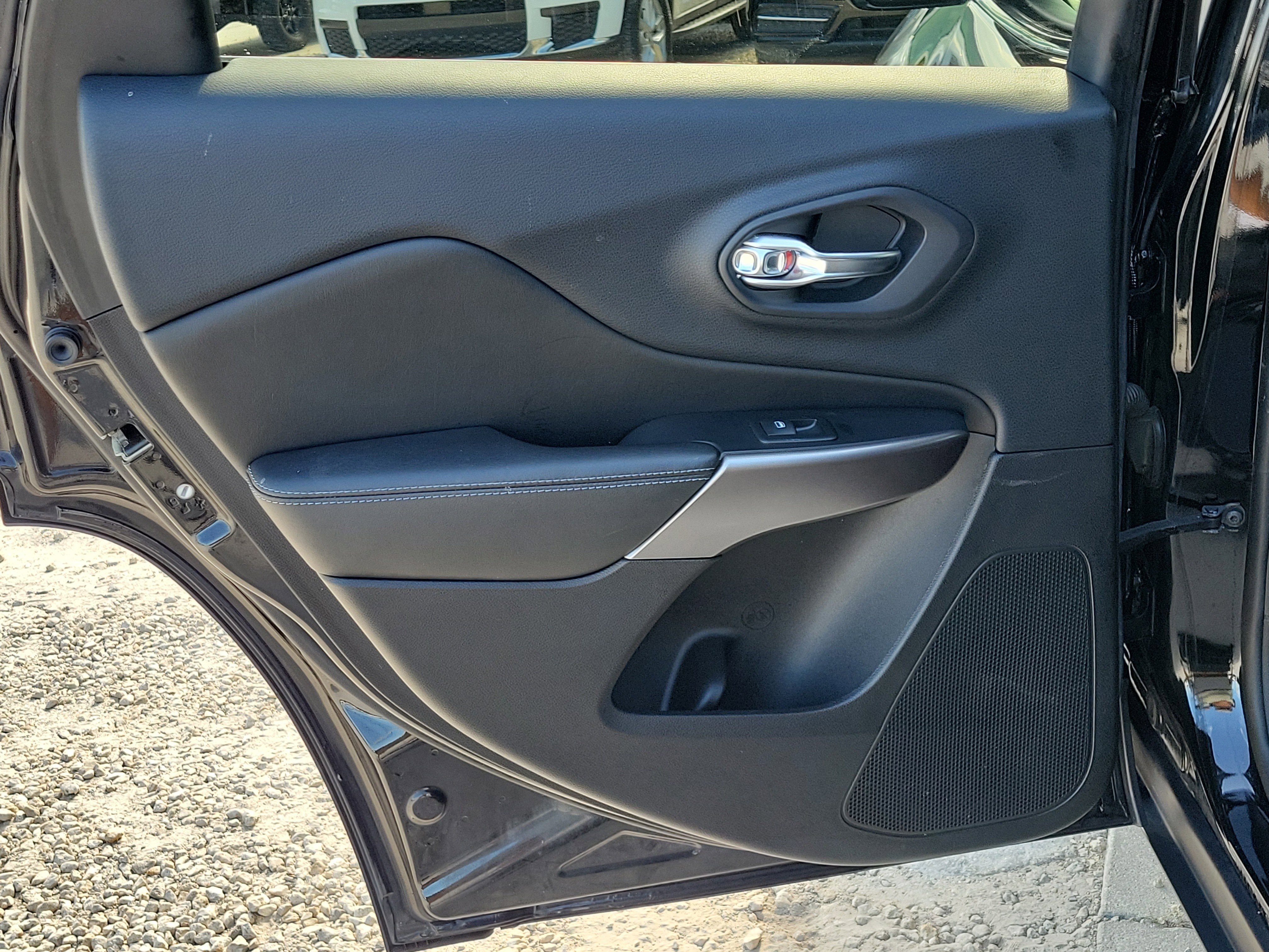 Used 2019 Diamond Black Crystal Pearlcoat Jeep Latitude Plus image 13