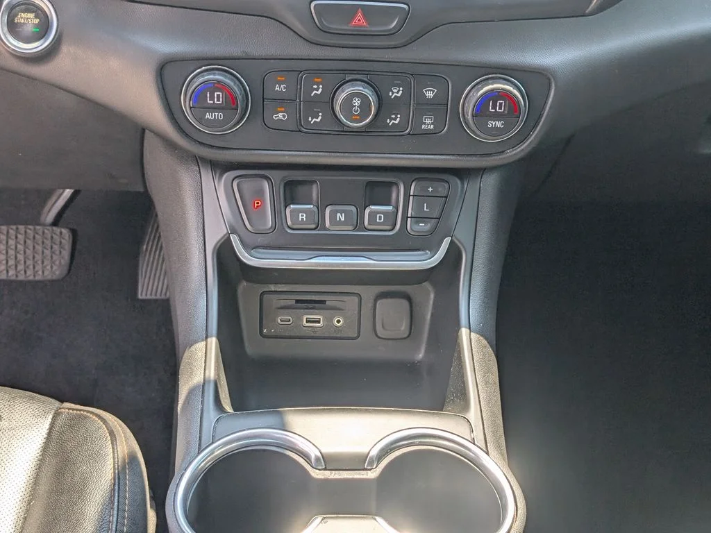 Used 2020 White GMC SLT image 21