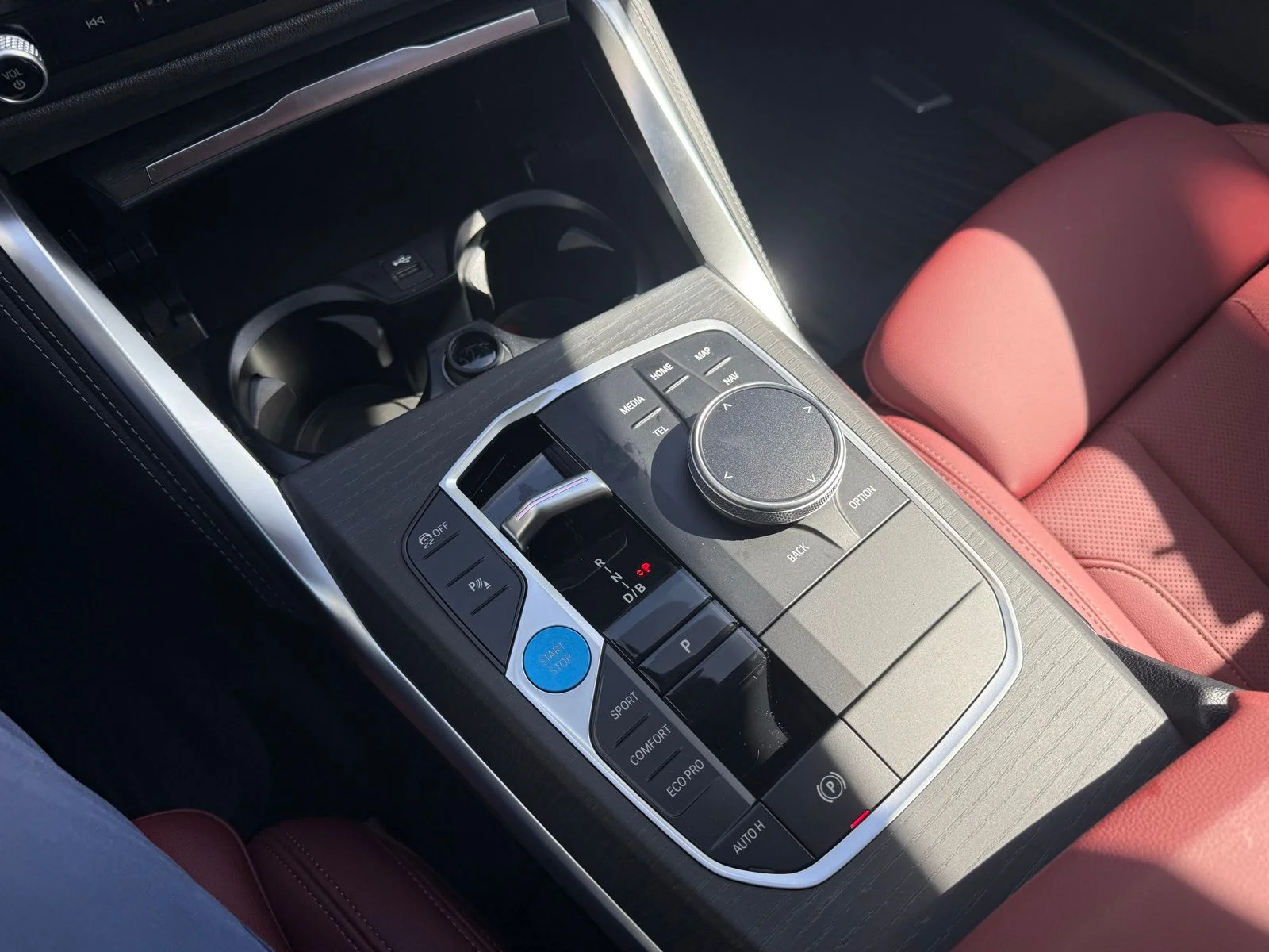 New 2026 Mineral White Metallic BMW xDrive40 image 18