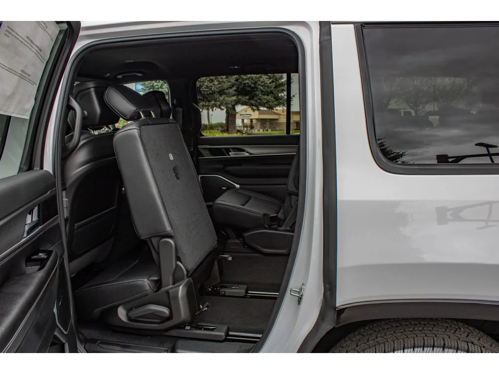 New 2026 Bright White Clear-Coat Exterior Paint Jeep Limited Altitude image 20