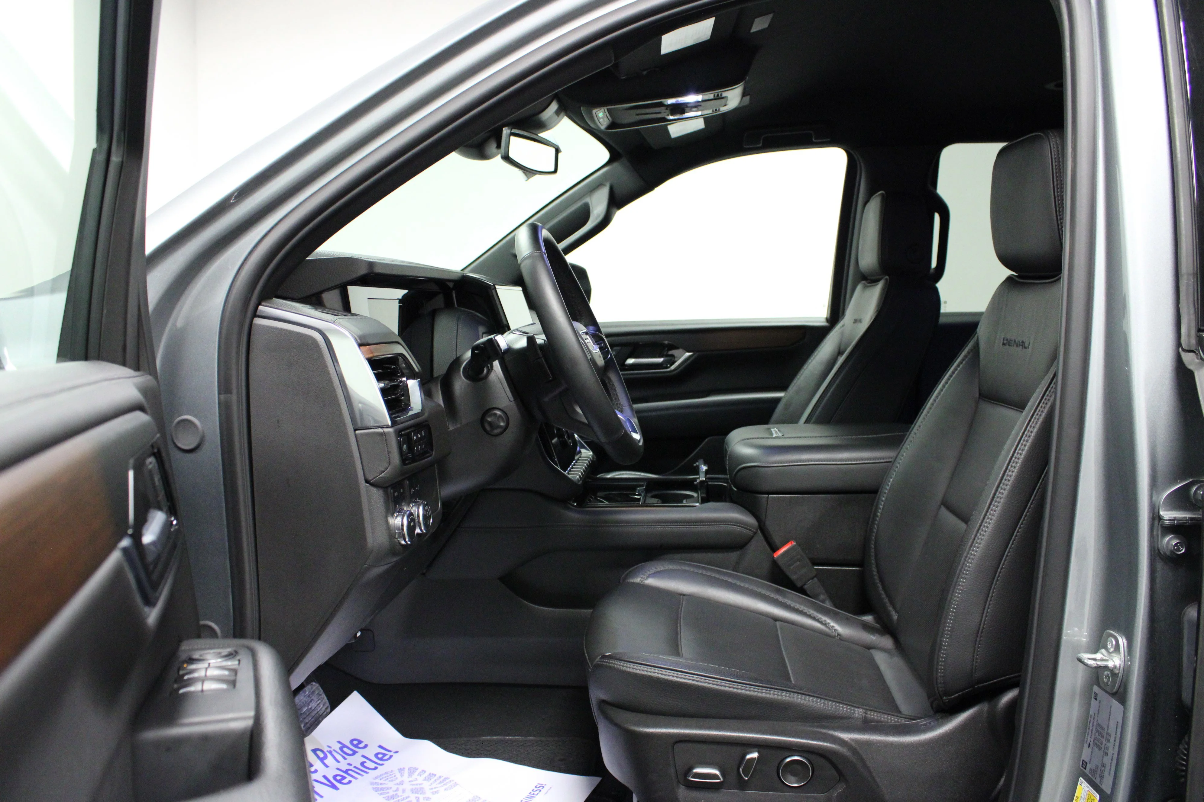 Used 2025 Sterling Metallic GMC Denali image 12