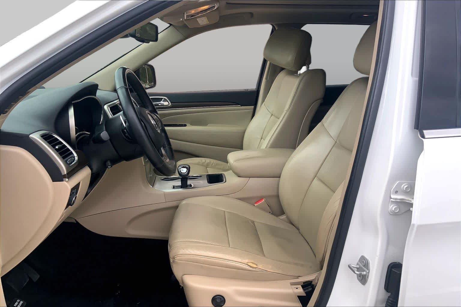 Used 2015 Bright White Clearcoat Jeep Limited image 8