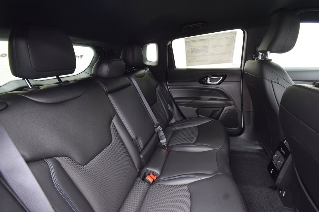 New 2026 Diamond Black Crystal Pearlcoat Jeep Latitude image 18