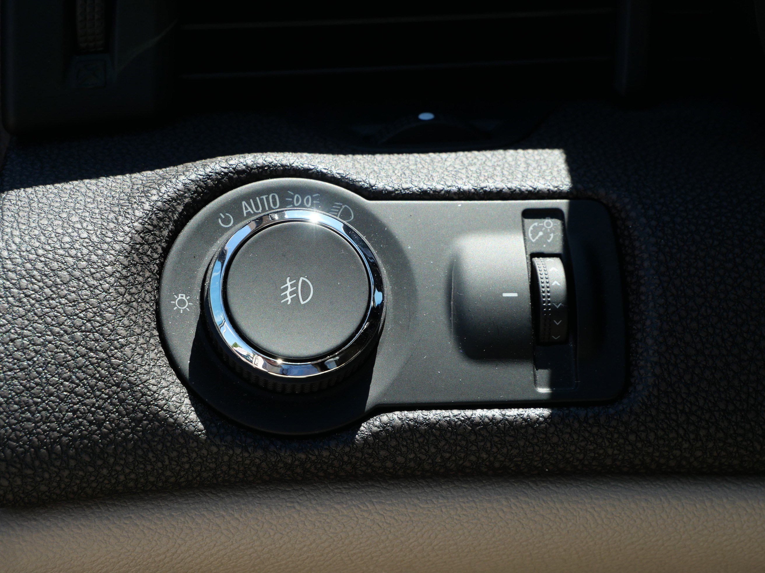 Used 2013 White Diamond Tricoat Chevrolet ECO image 26