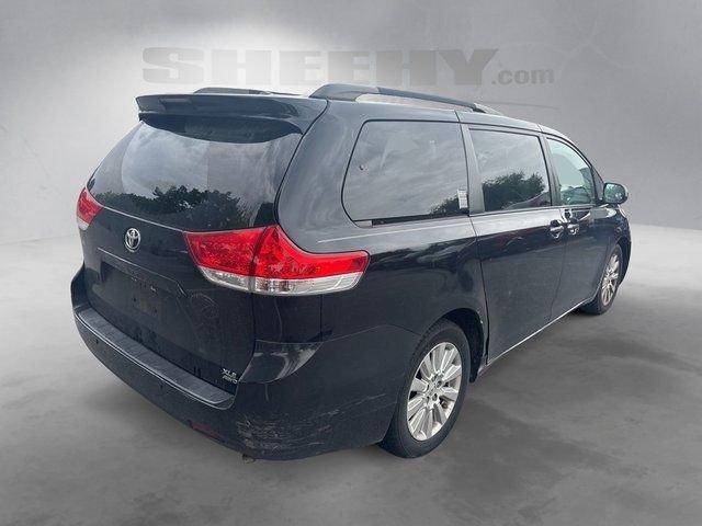 Used 2013 Black Toyota XLE image 12