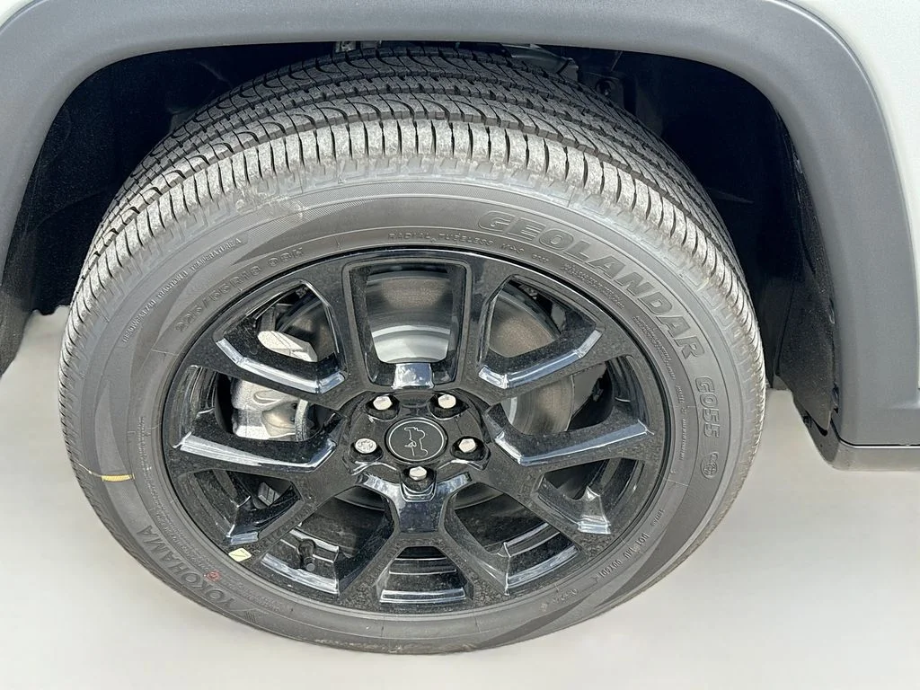 New 2026 Silver Zynith Metallic Clearcoat Jeep Latitude Altitude image 9