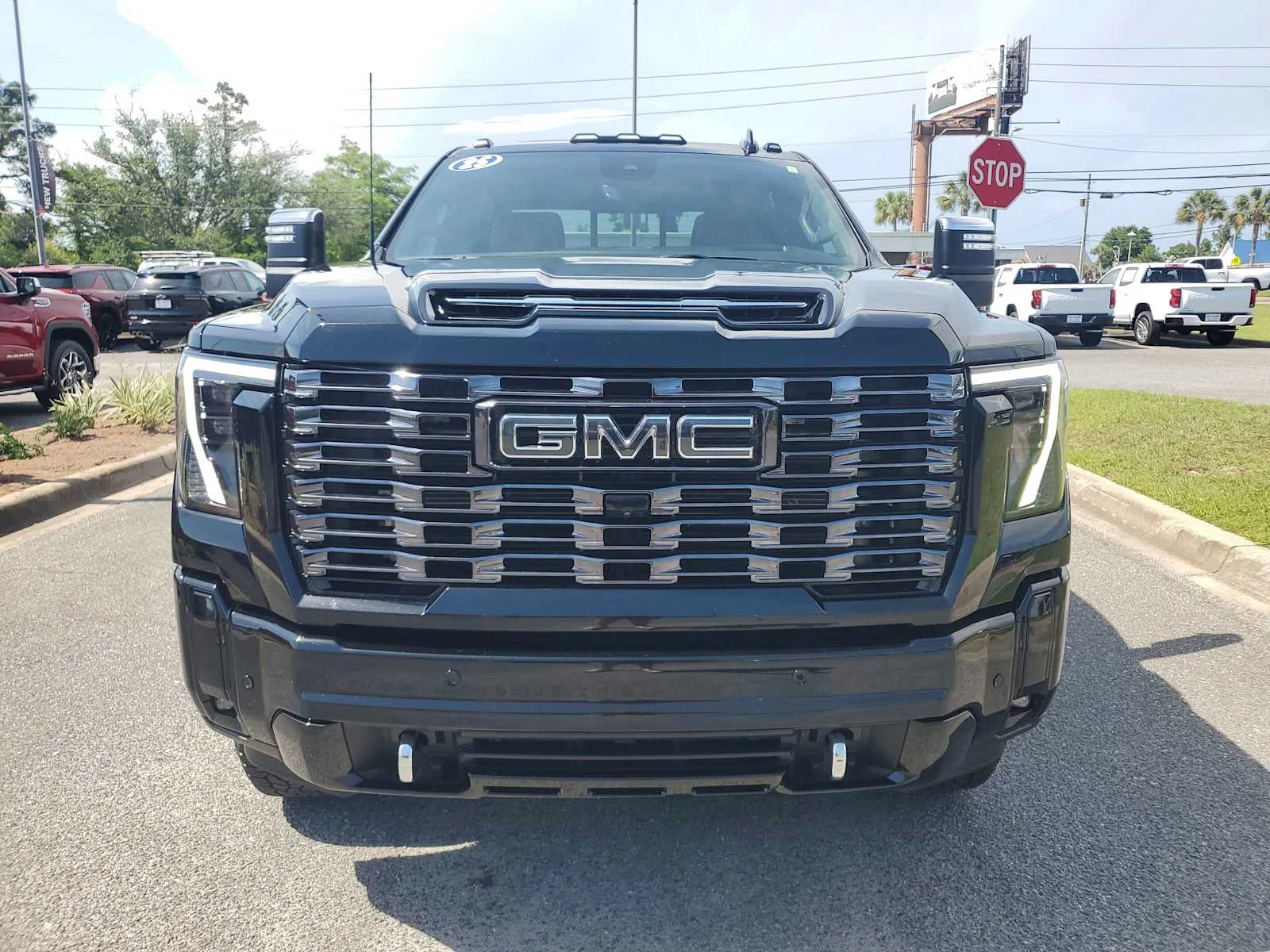 Used 2025 Onyx Black GMC Denali Ultimate image 9