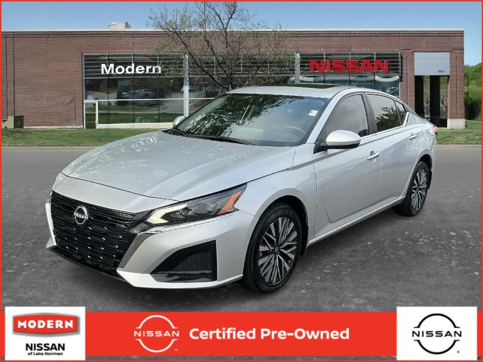 Used 2024 Brilliant Silver Metallic Nissan 2.5 SV image 1