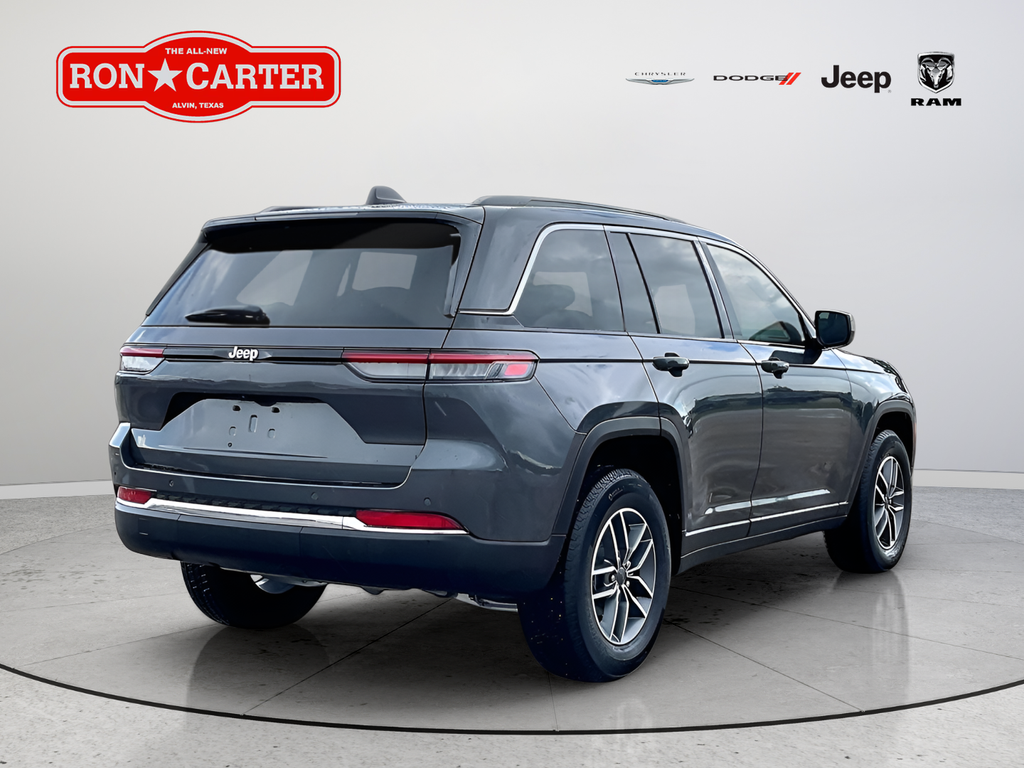 Used 2025 SELECT Jeep Laredo X image 6
