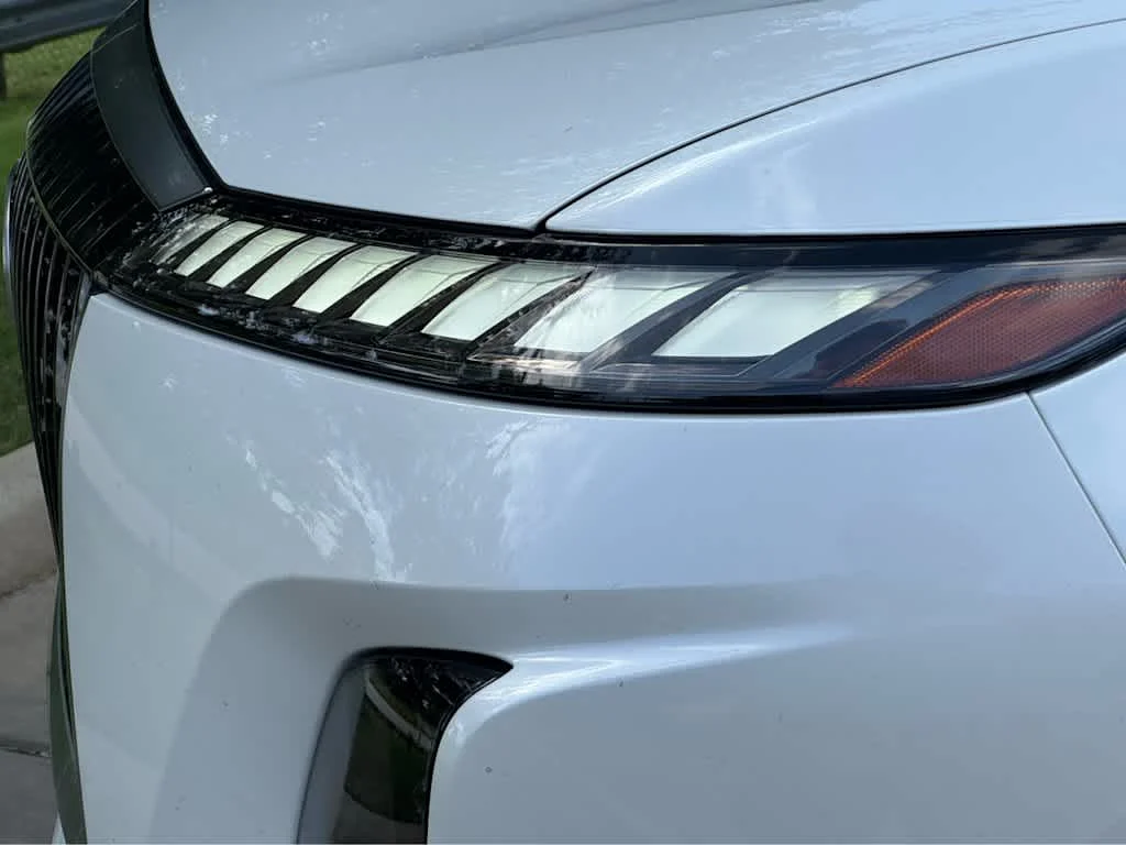 New 2026 RADIANT WHITE INFINITI LUXE image 5