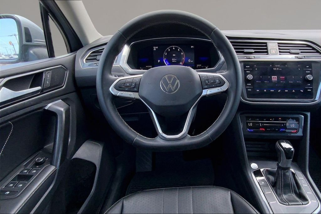 Used 2022 Pyrite Silver Metallic Volkswagen 2.0T SE image 5