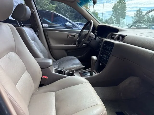 Used 2001  Toyota LE image 8