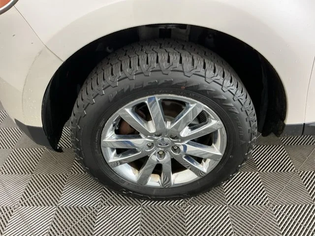 Used 2011 White Platinum Clearcoat Metallic Ford Limited image 30