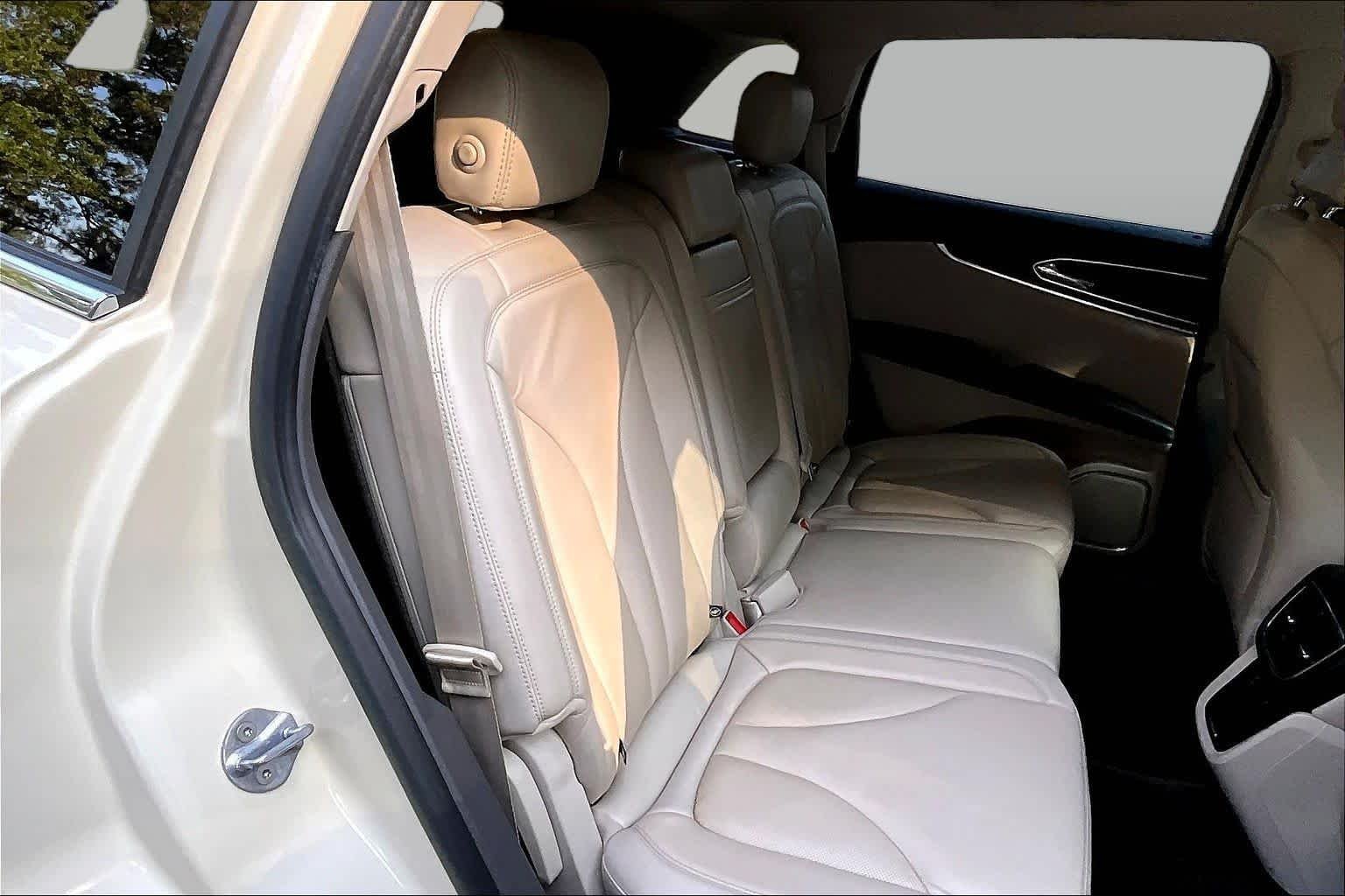 Used 2018 Ivory Pearl Lincoln Select image 20