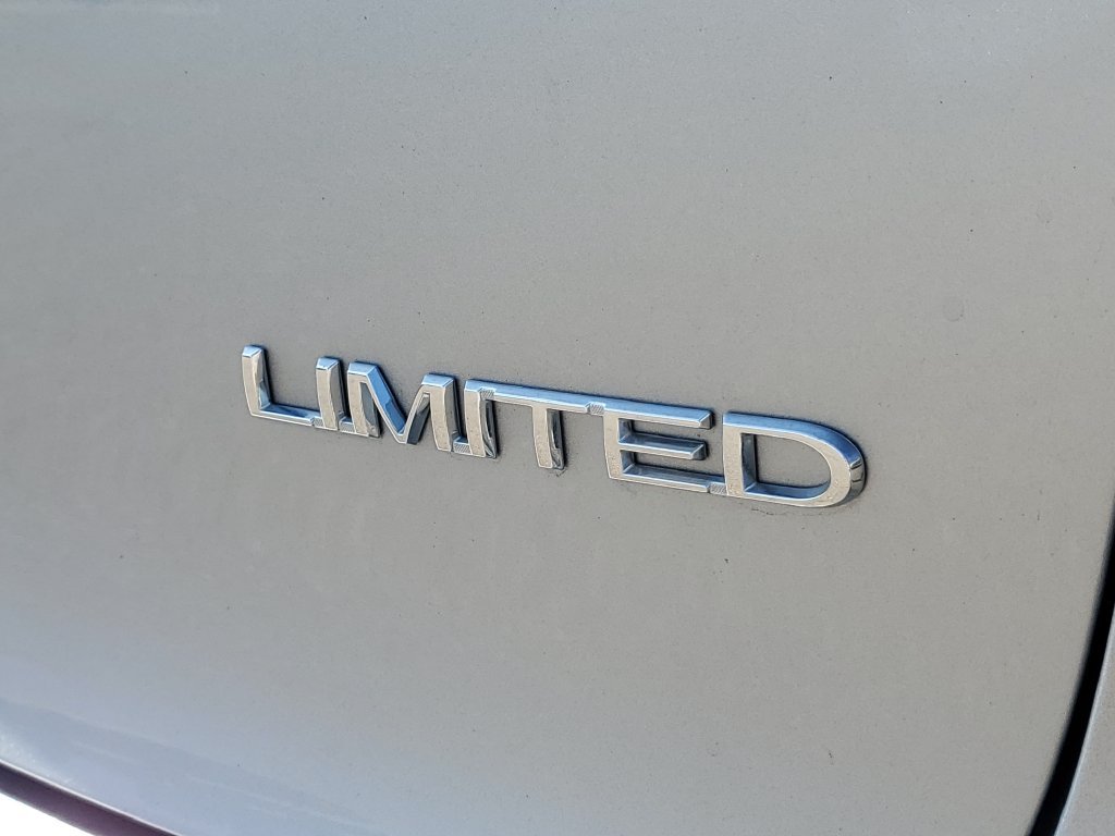 Used 2018 Billet Silver Metallic Chrysler Limited image 6
