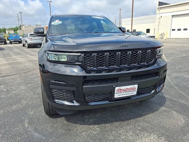 Used 2023 Black Jeep Altitude image 2