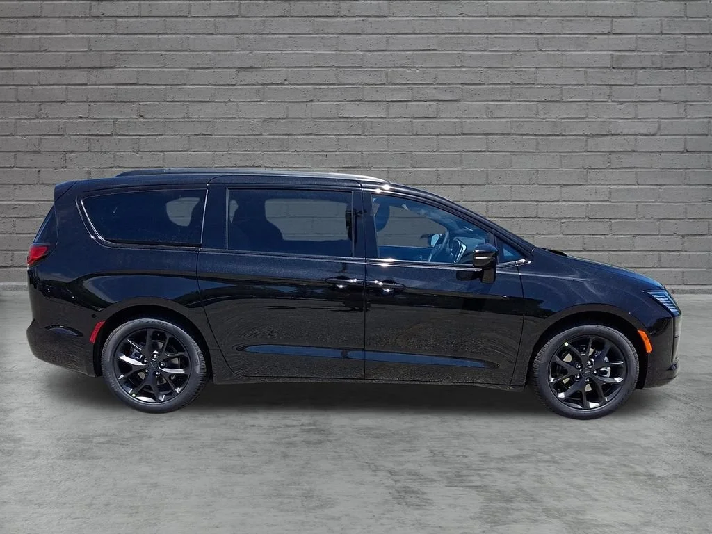 New 2027 Diamond Black Crystal Pearlcoat Chrysler Limited image 9