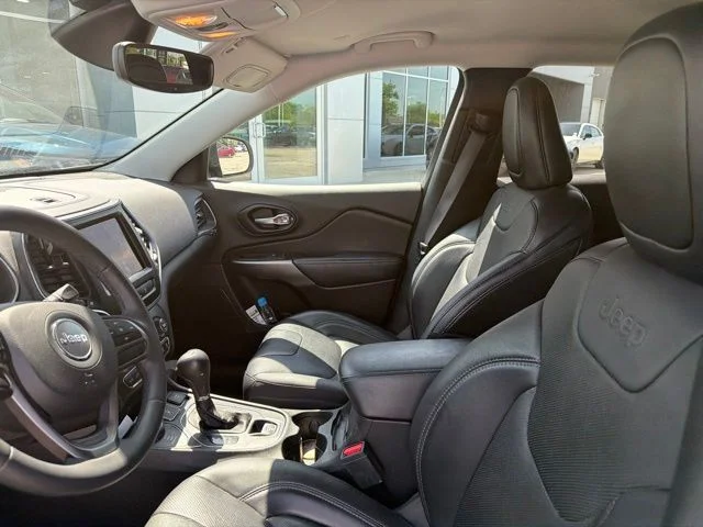 Used 2021 Black Jeep Latitude Lux image 4