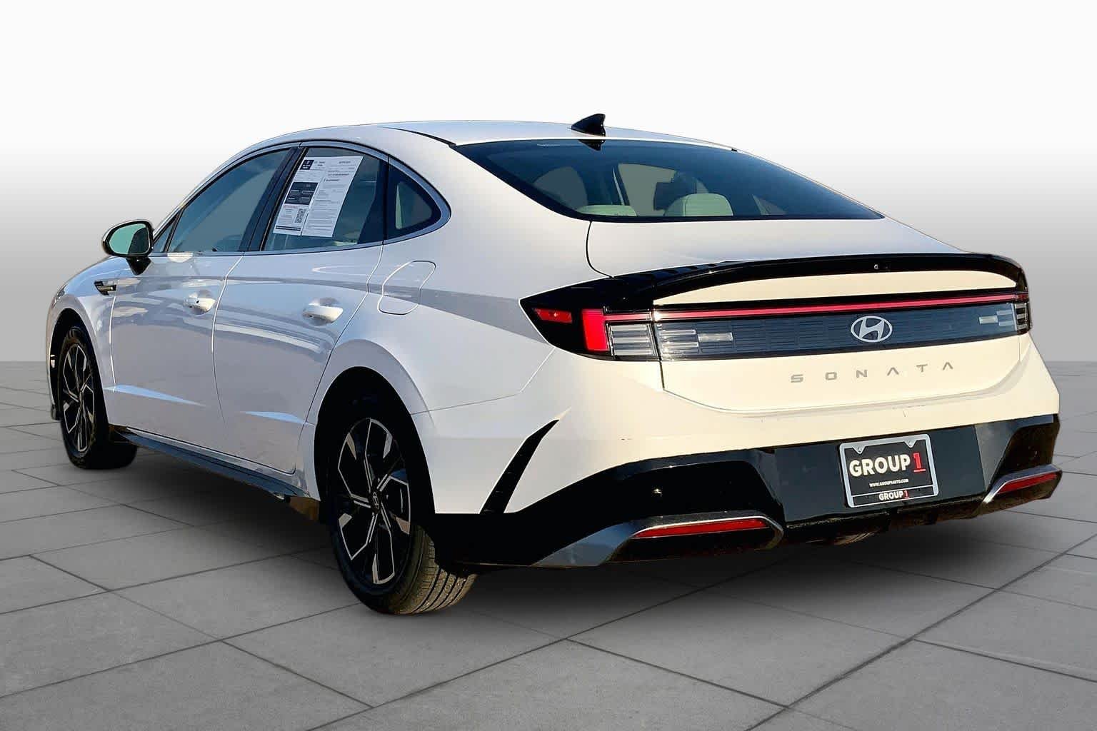Used 2025 Serenity White Hyundai SEL image 11
