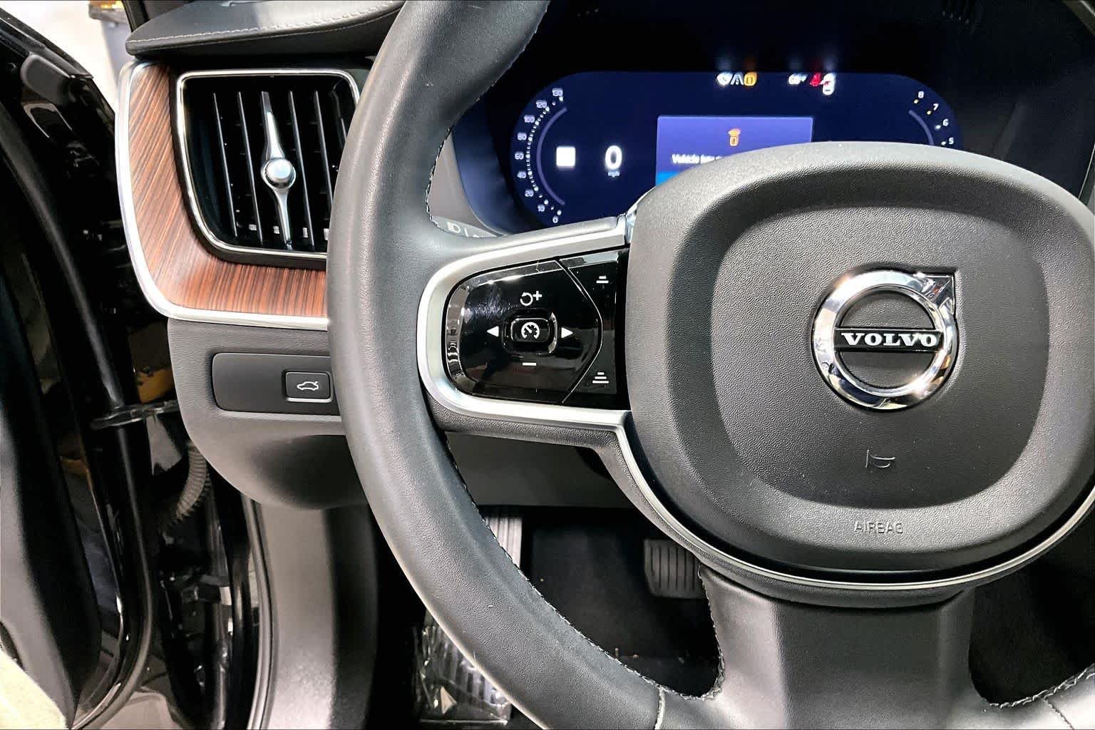 Used 2024 Onyx Black Metallic Volvo Ultimate Dark Theme image 23
