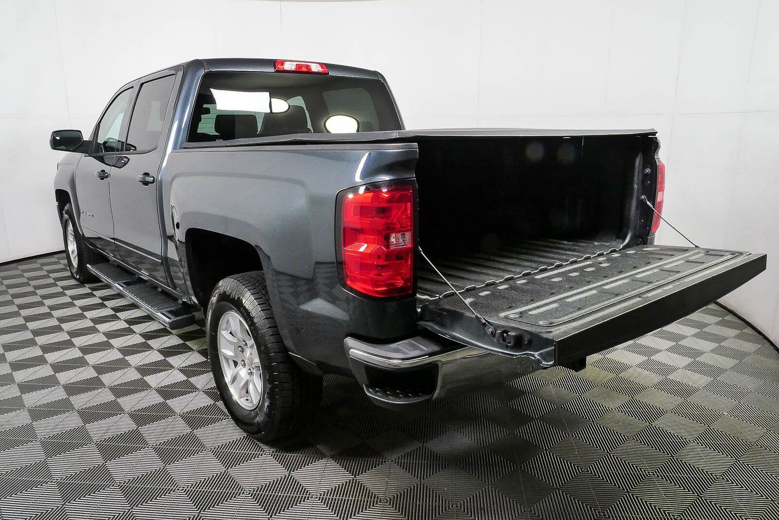 Used 2017 GRAPHITE METALLIC Chevrolet LT image 29