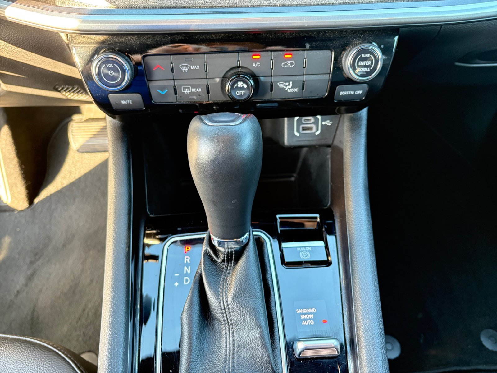 Used 2024 Hydro Blue Pearlcoat Jeep Latitude image 19