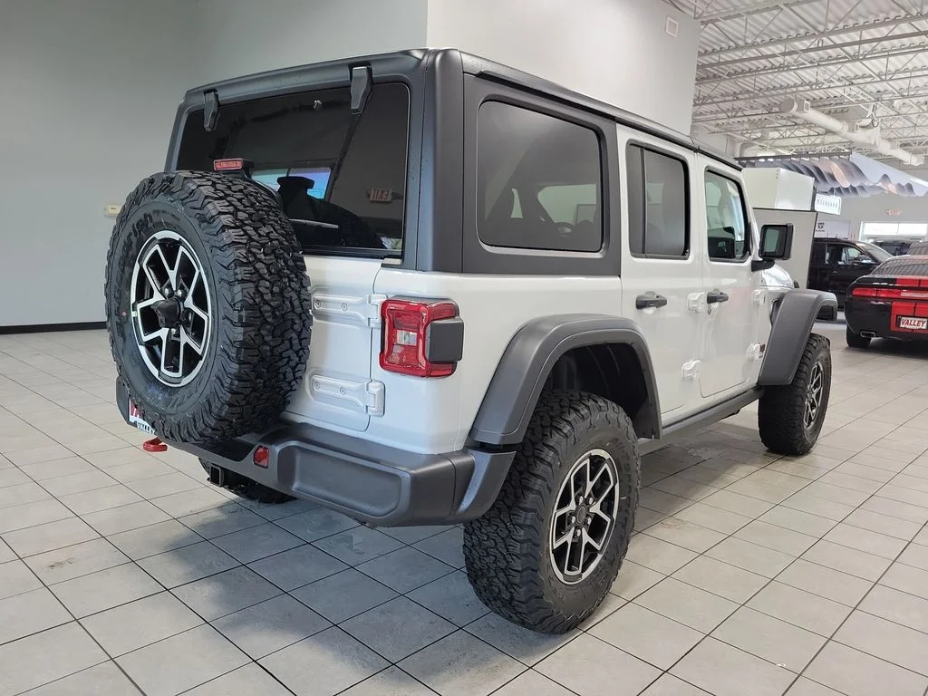 New 2026 Bright White Clear-Coat Exterior Paint Jeep Rubicon image 6