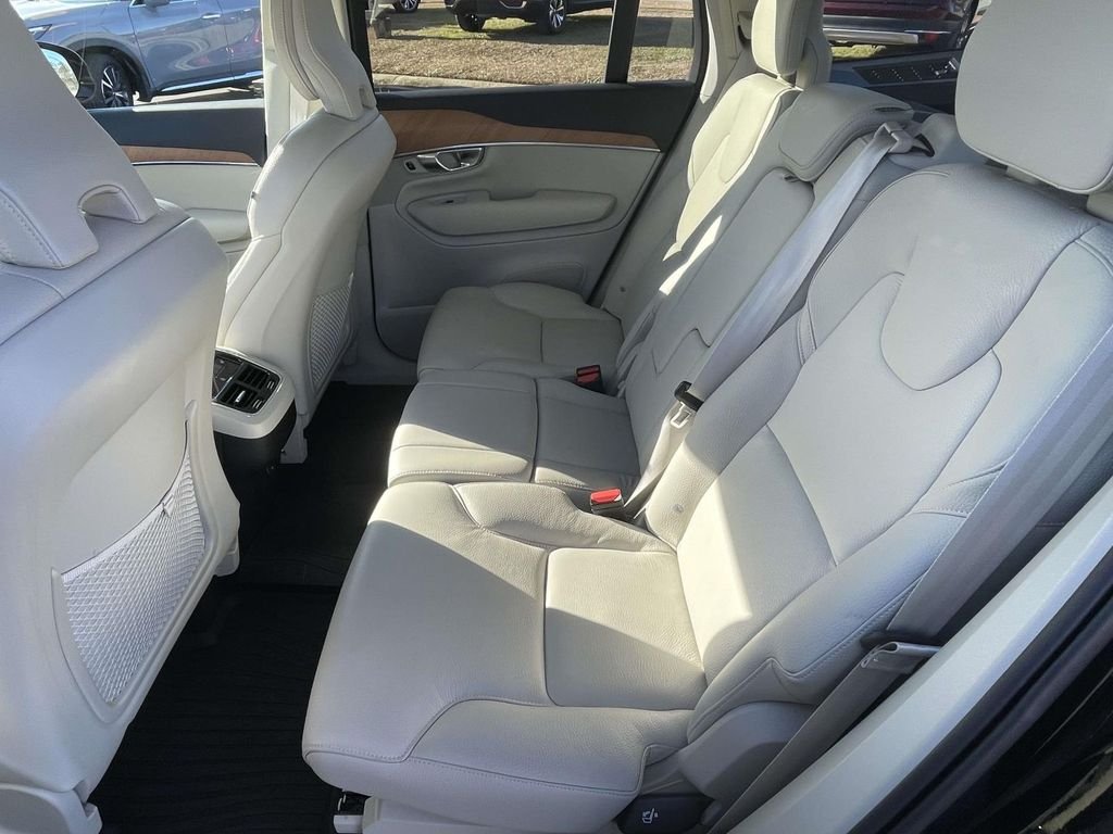 Used 2022 Black Volvo T6 Momentum image 11