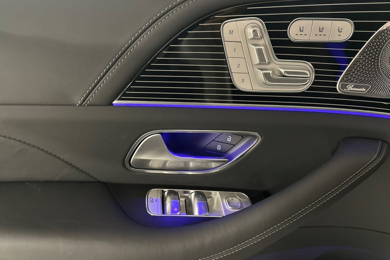 New 2026 MANUFAKTUR Moonlight White Metallic Mercedes-Benz Maybach GLS 600 4MATIC® SUV image 10