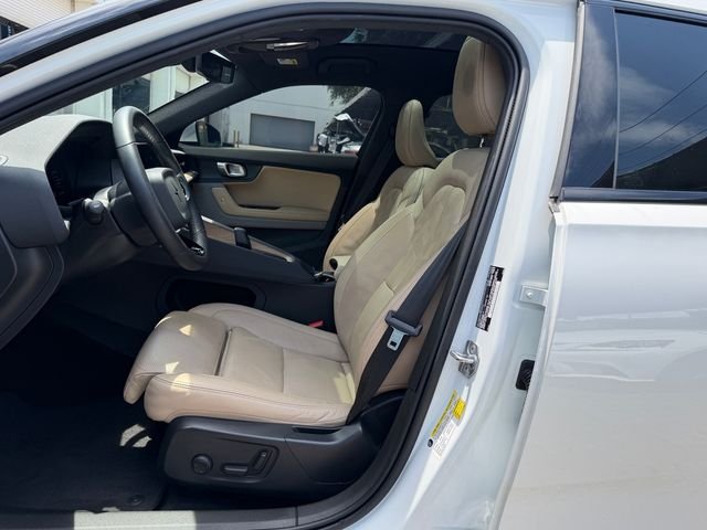 Used 2022 White Polestar Long Range Dual Motor image 10