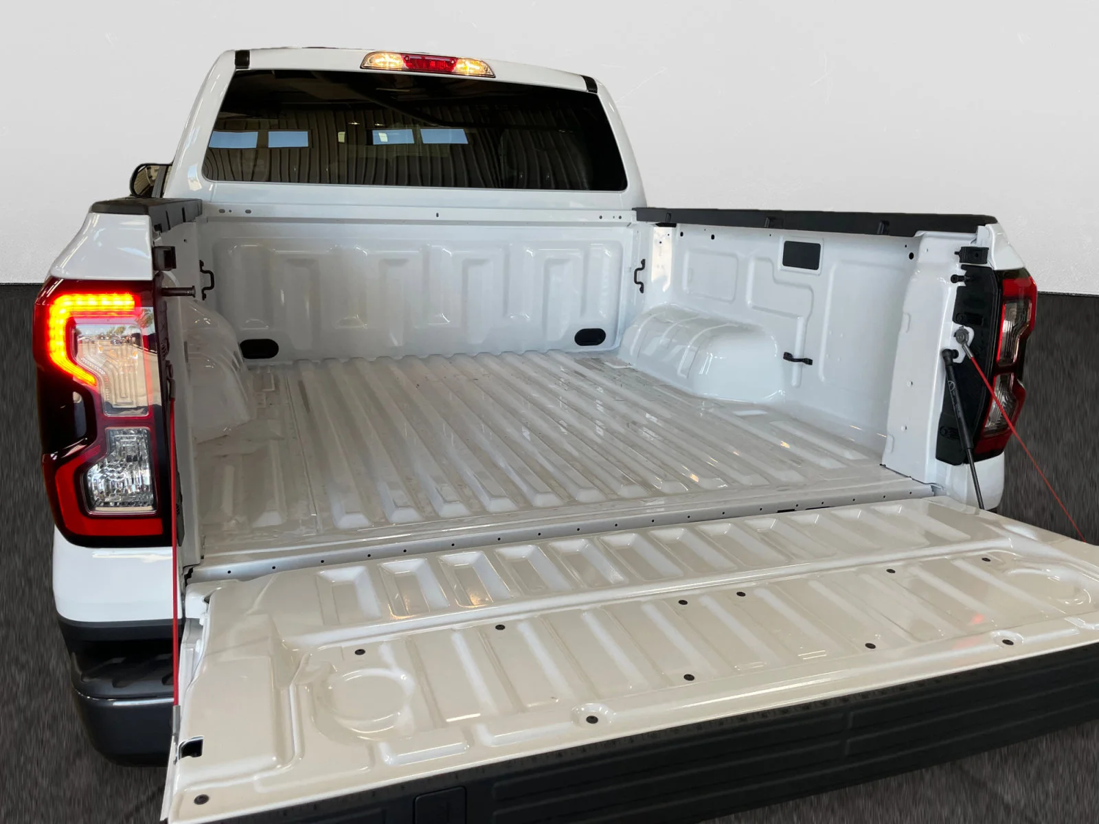 New 2026 Oxford White Ford XLT image 10