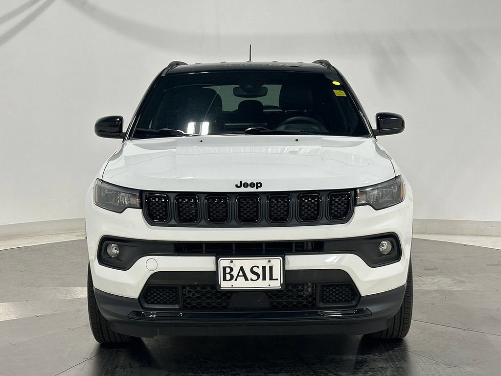 Used 2023  Jeep Altitude image 9