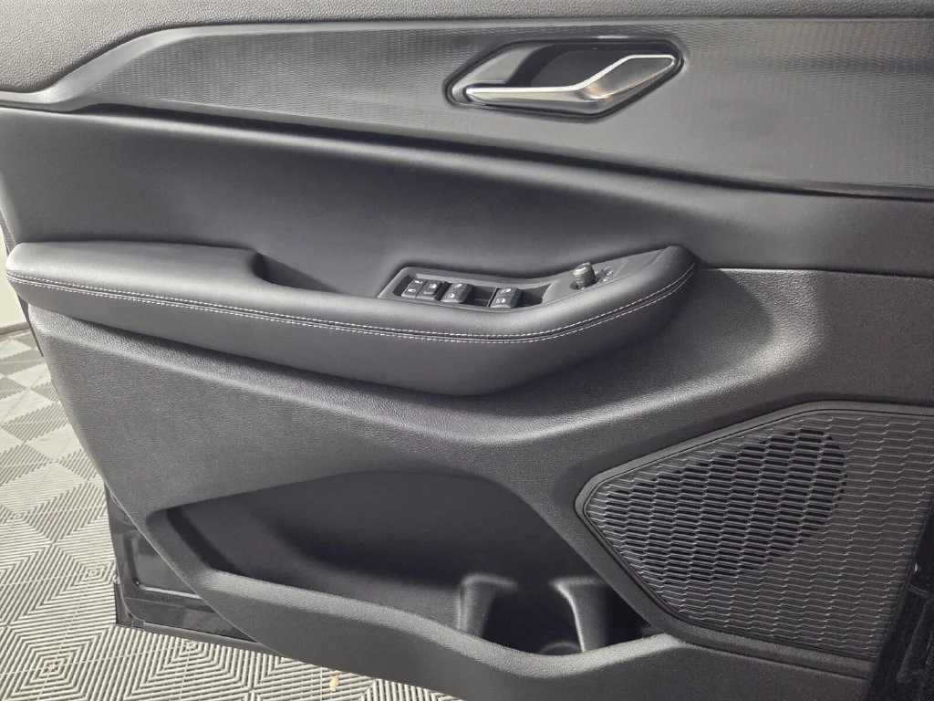 New 2027 High-Gloss Black Paint Jeep Laredo image 16