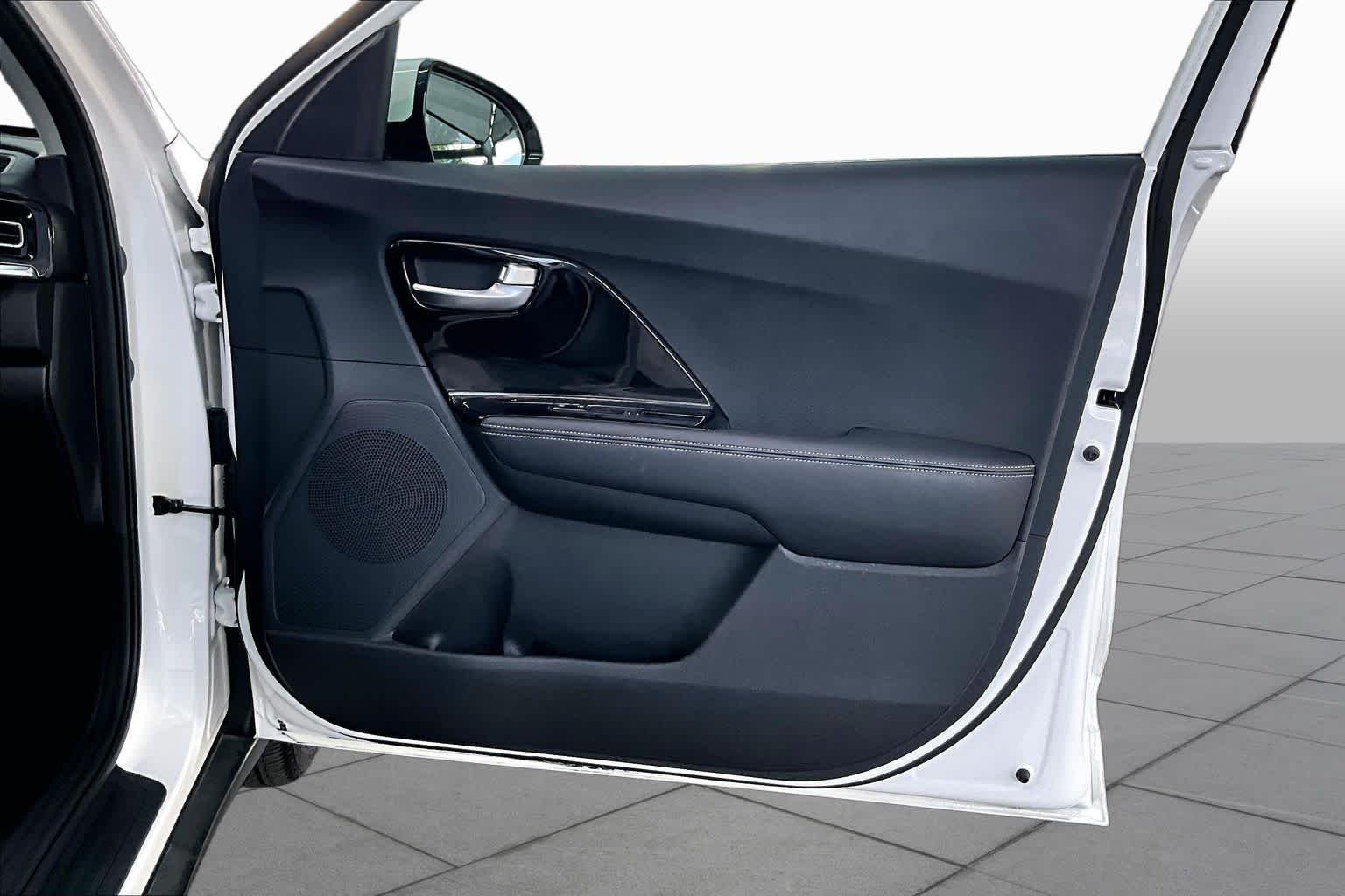 Used 2020 Snow White Pearl Kia Touring image 23