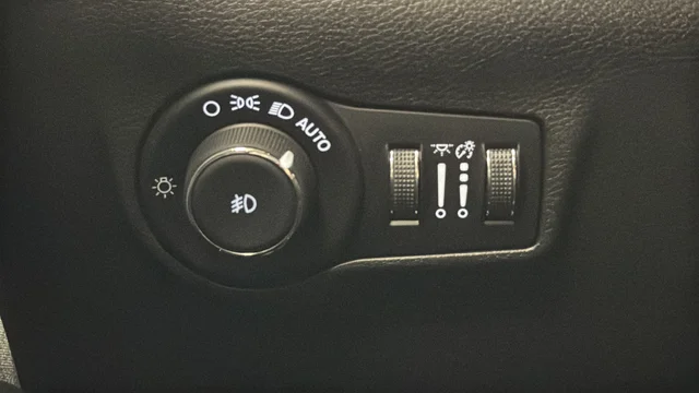 Used 2022 Bright White Clearcoat Jeep Latitude image 29