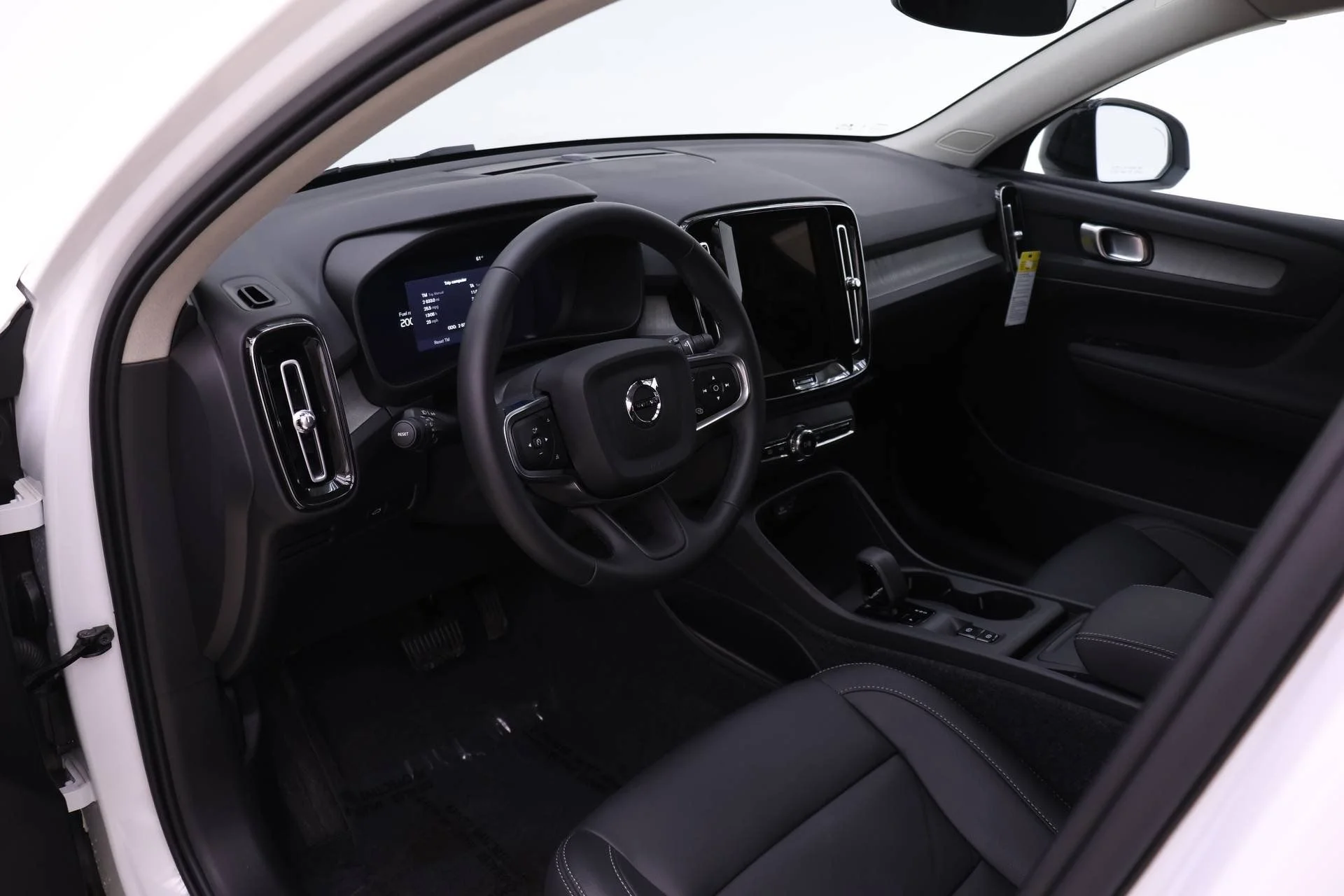2026 Volvo XC40 Core - Photo 6