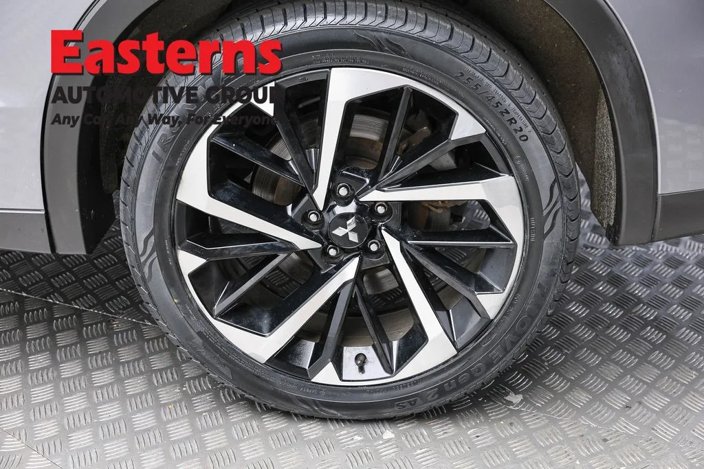 Used 2023 Silver Mitsubishi SE image 81