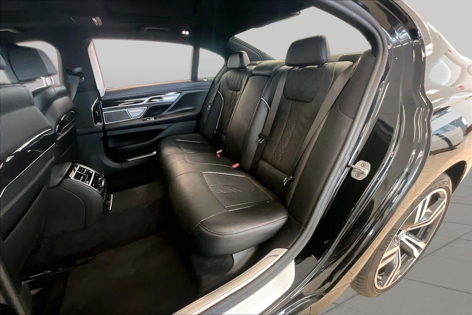 Used 2019 Black Sapphire Metallic BMW 750i image 16
