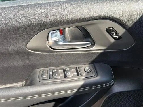 Used 2025 Diamond Black Chrysler Select image 14