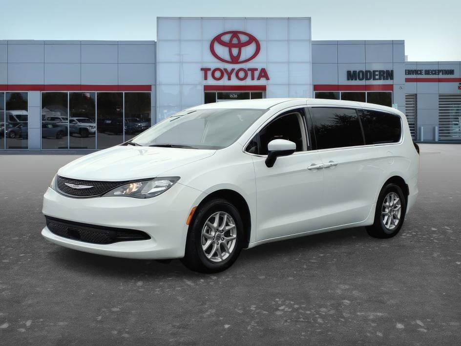 2023 Chrysler Voyager LX's photo