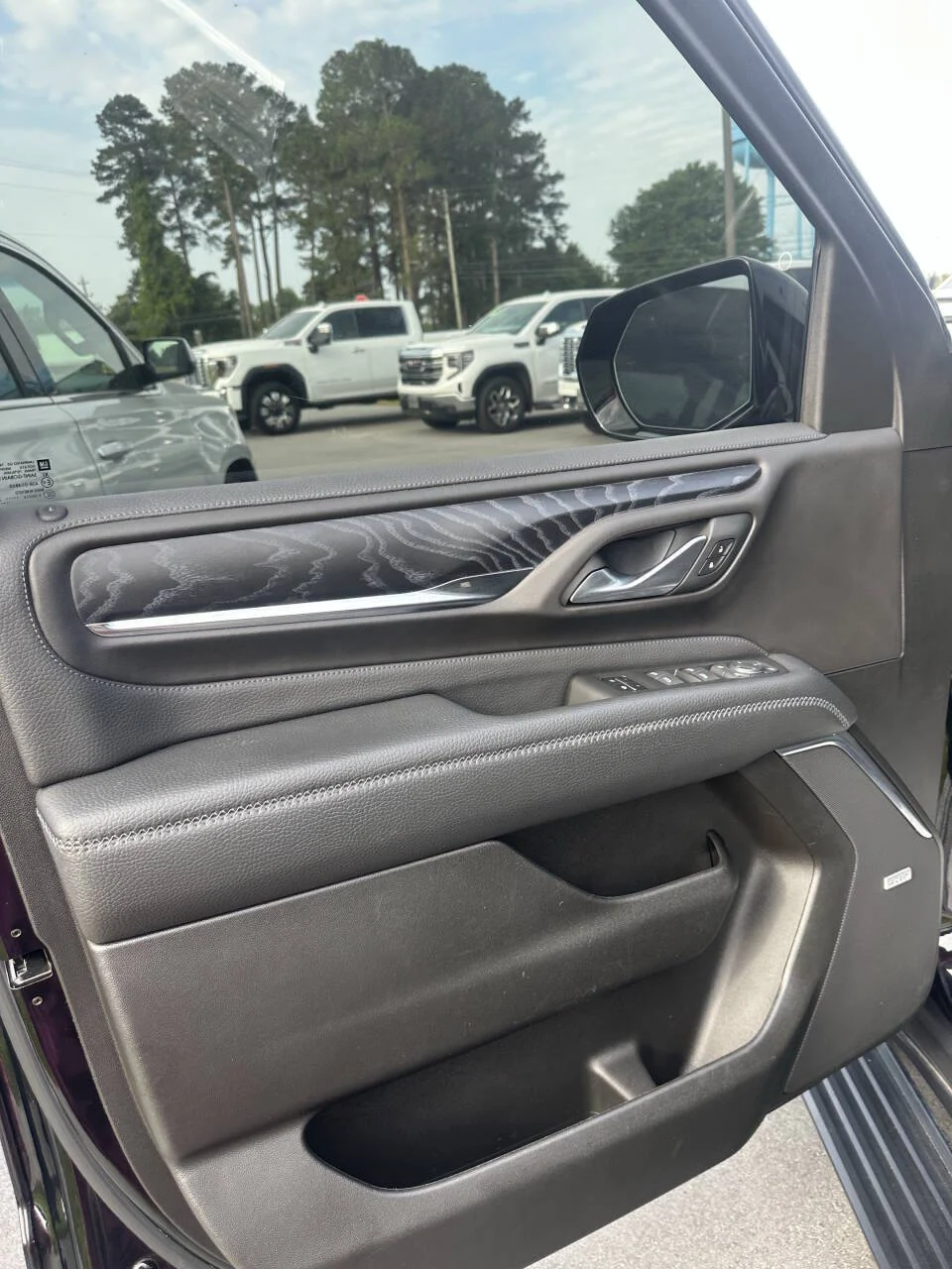 Used 2022 Black GMC Denali 4x4 4dr SUV image 5