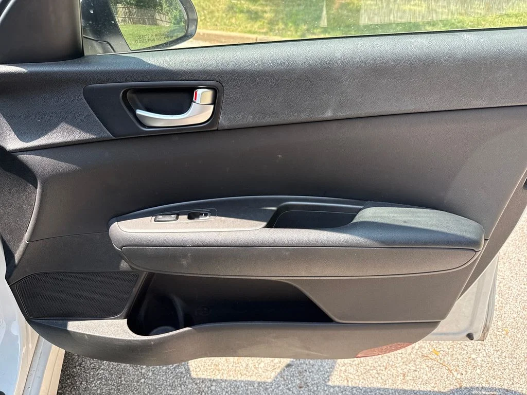 Used 2018 White Kia S image 28