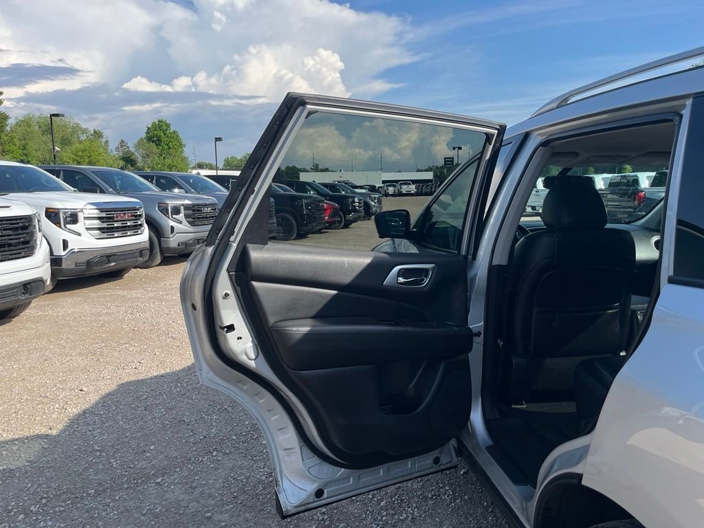 Used 2020 Brilliant Silver Metallic Nissan SL image 27
