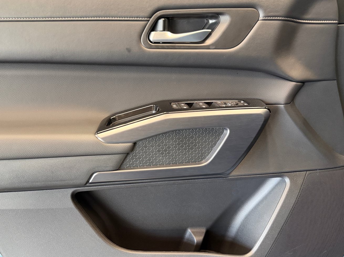 New 2026 Gun Metallic Nissan SL image 31