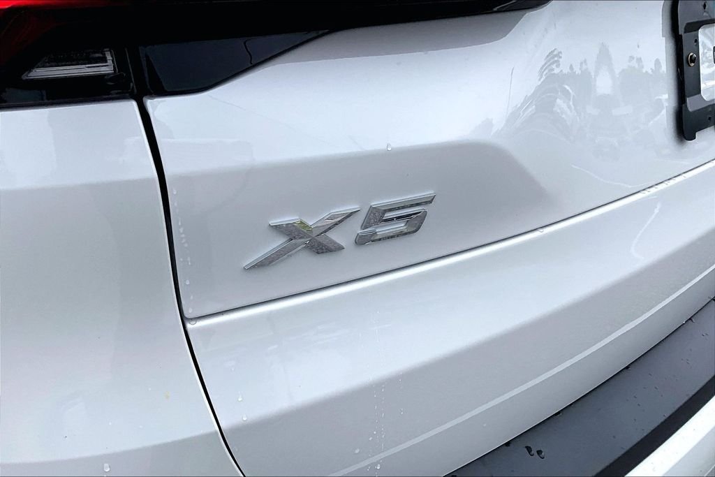 Used 2025 White BMW sDrive40i image 26