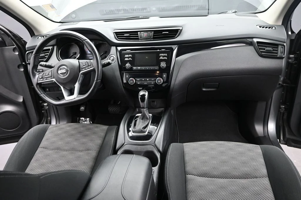 Used 2017 Gray Nissan SV image 26