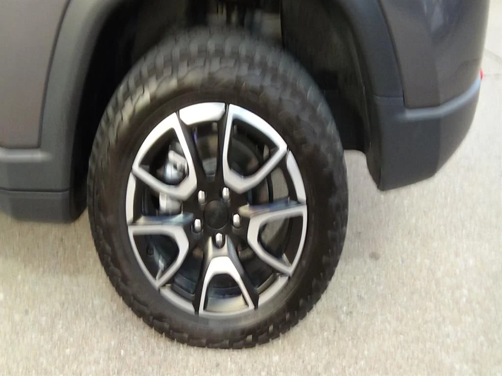 Used 2024 Baltic Gray Metallic Clear Coat (pas) Jeep Trailhawk image 9