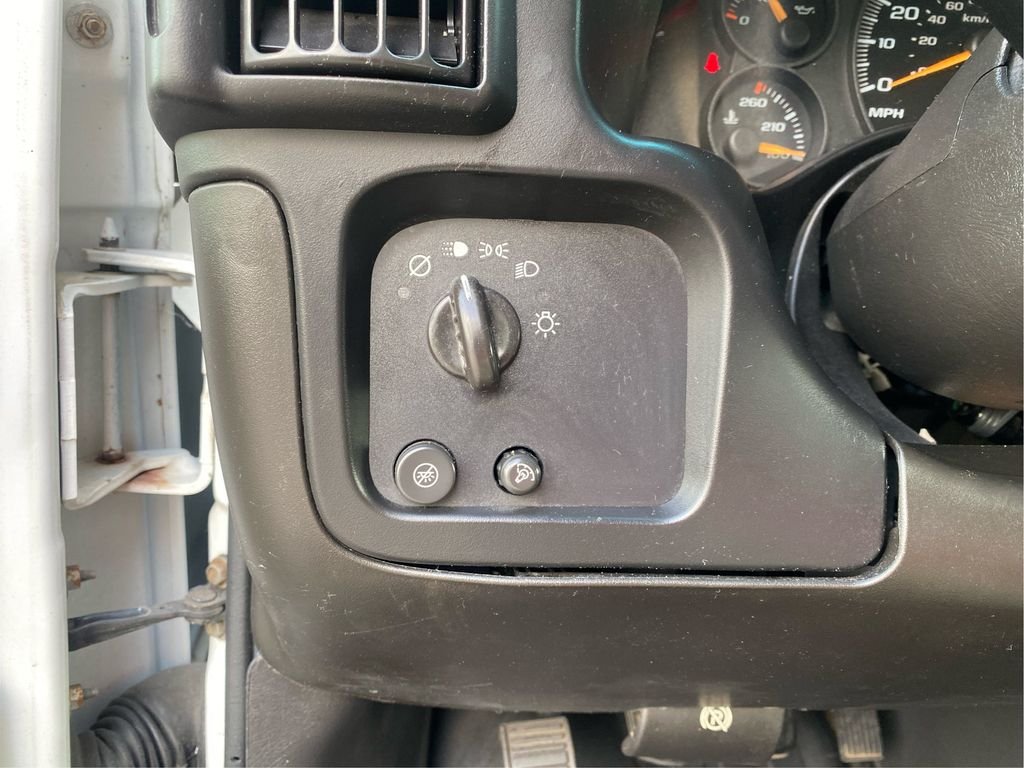 Used 2007 White Chevrolet Work Van image 12